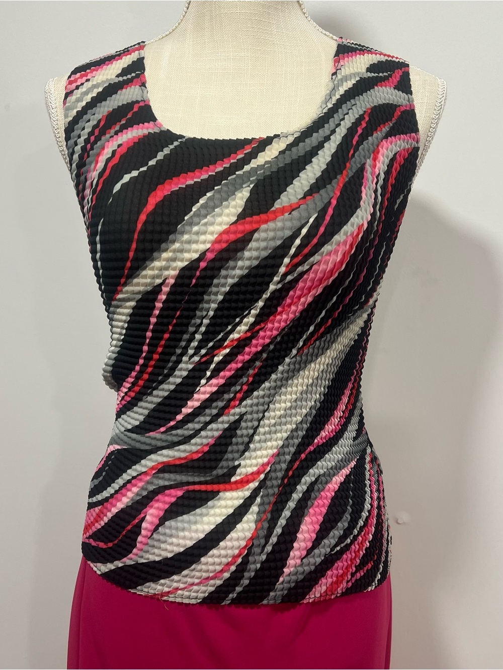 NICOLA Vintage Sleeveless Wave-Print Top in Black, Pink & White